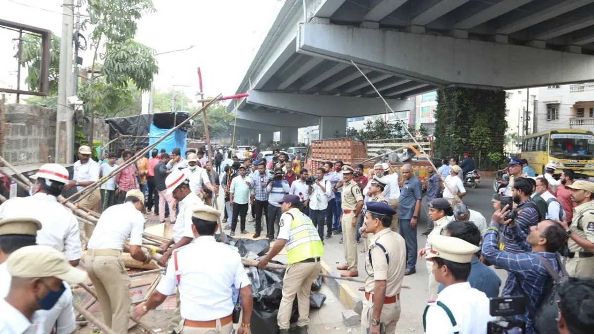 hyderabad-police-launch-rope-drive-to-clear-encroachments-on-roads-details