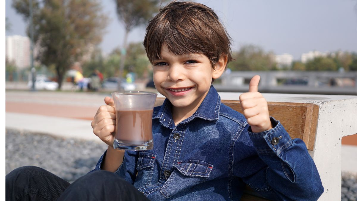 white vs chocolate milk for kids (1)