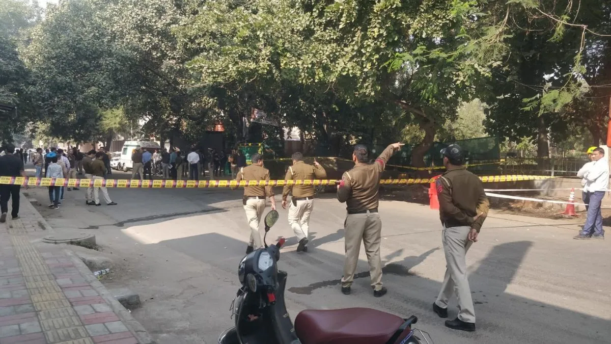 delhi-bomb-blast-news-prashant-vihar-delhi-police-investigation-fire-tenders-delhi-bomb-blast-latest-updates