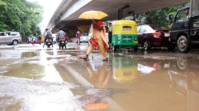 bengaluru-weather-imd-puts-city-on-yellow-alert-heavy-rain-in-8-karnataka-districts-from-dec-1-3-cyclone-fengal-forecast