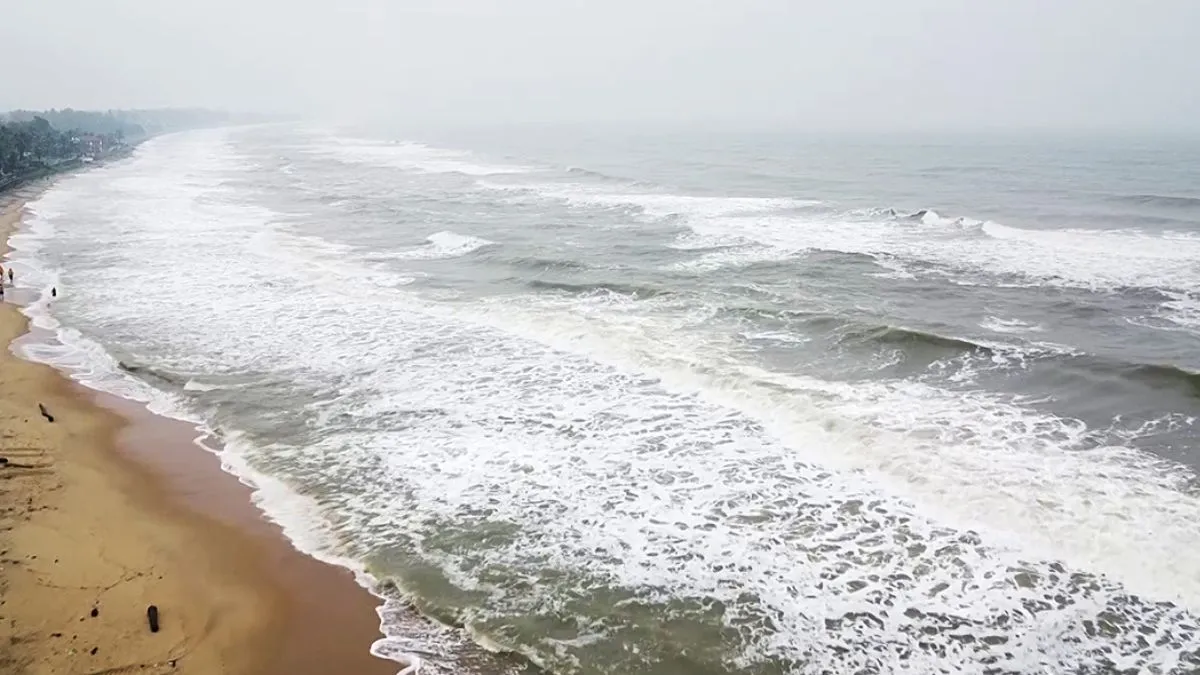 tamil-nadu-rain-cyclone-fengal-puducherry-chennai-school-college-shut-it-employees-wfh-flight-cancelled-red-alert-heavy-rain-forecast