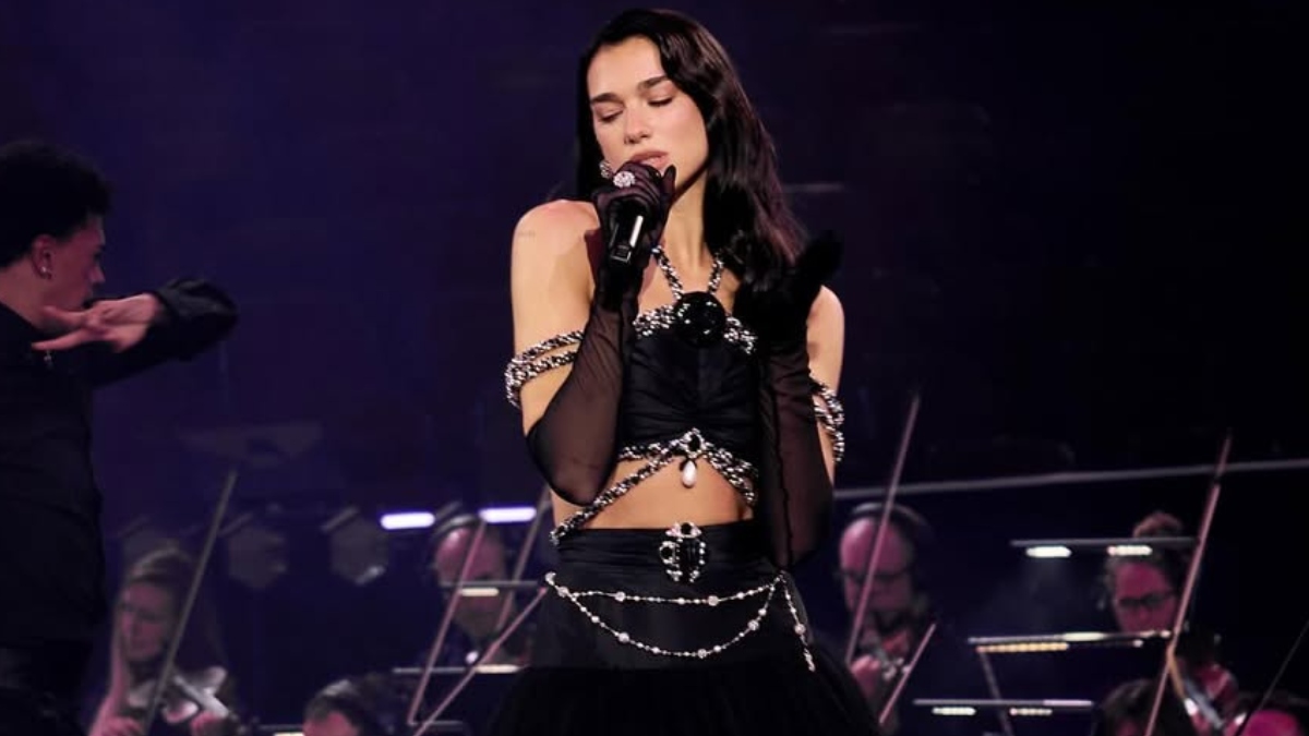dua-lipa-gives-powerful-performance-on-shah-rukh-khan-levitating-x-woh-ladki-jo-mashup-at-mumbai-concert-watch