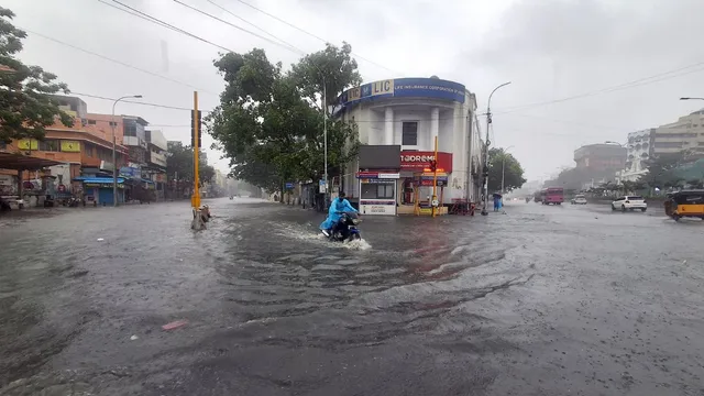 tamil-nadu-weather-imd-puts-chennai-mayiladuthurai-on-red-alert-for-heavy-rain-power-cut-waterlogging-in-puducherry-cyclone-fengal