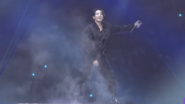 bts-jungkook-channels-his-inner-srk-with-sultry-dance-moves-on-dardedisco-song-bts-army-wants-him-shirtless-viral-video