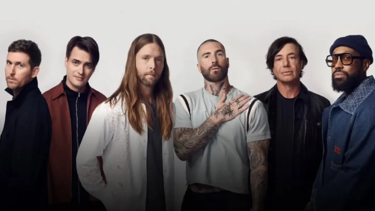 maroon-5-arrives-in-mumbai-for-debut-india-concert-greets-paps-with-heartwarming-gesture