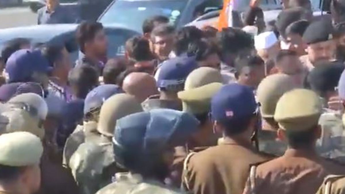 delhimeerut-expressway-traffic-snarls-near-ghazipur-border-amid-heavy-security-over-rahul-gandhi-priyanka-sambhal-visit