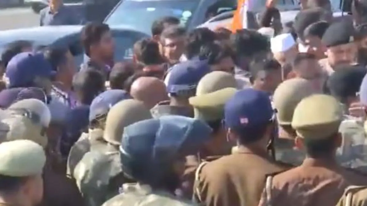 delhimeerut-expressway-traffic-snarls-near-ghazipur-border-amid-heavy-security-over-rahul-gandhi-priyanka-sambhal-visit