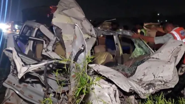 ahmedabad-vadodara-expressway-accident-three-dead-two-injured-in-truck-car-collision-near-nadiad