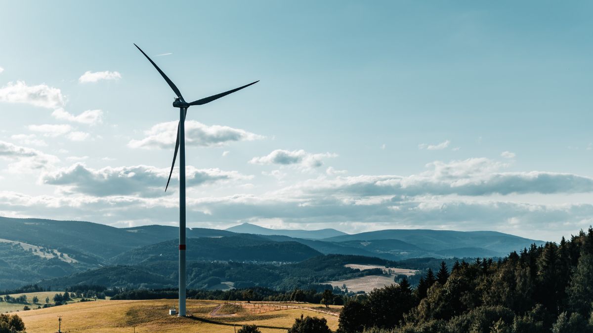 suzlon-energy-share-price-surges-over-a-per-cent-after-securing-new-302-mw-wind-power-project