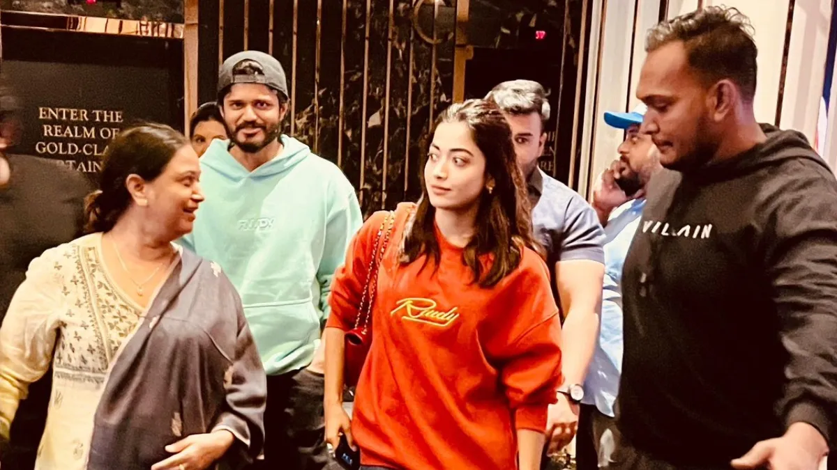 rashmika-mandanna-spotted-with-vijay-deverakonda-mother-and-brother-to-watch-pushpa-2