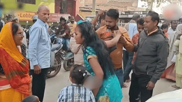 bihar-couple-goes-feral-on-street-over-extra-marital-affair-accusations-on-each-other-viral-video