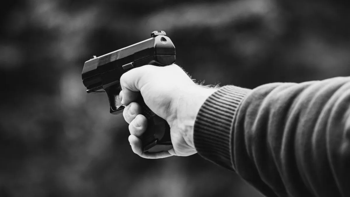 bihar-driver-shot-in-stomach-continues-driving-to-ensure-safety-of-15-passengers-in-bhojpur