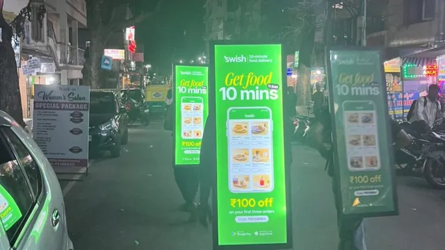 bengaluru-news-human-billboards-with-illuminated-ads-for-food-delivery-service-goes-viral