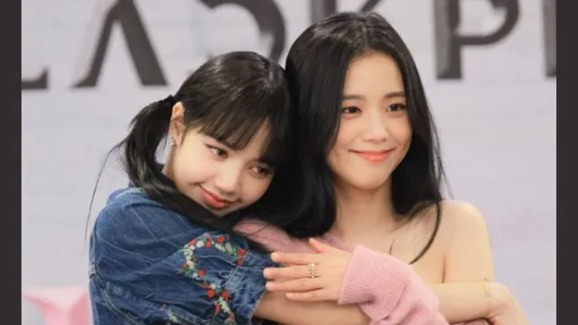 blackpink-jisoo-adorable-fangirl-moment-with-lisa-standee-at-airport-goes-viral-watch