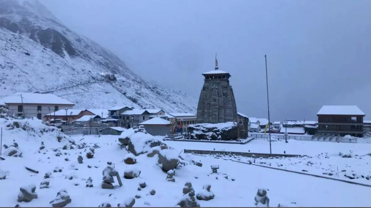 uttarakhand-witnesses-season-first-snowfall-tourists-rejoice-in-mussoorie-auli-kedarnath-watch