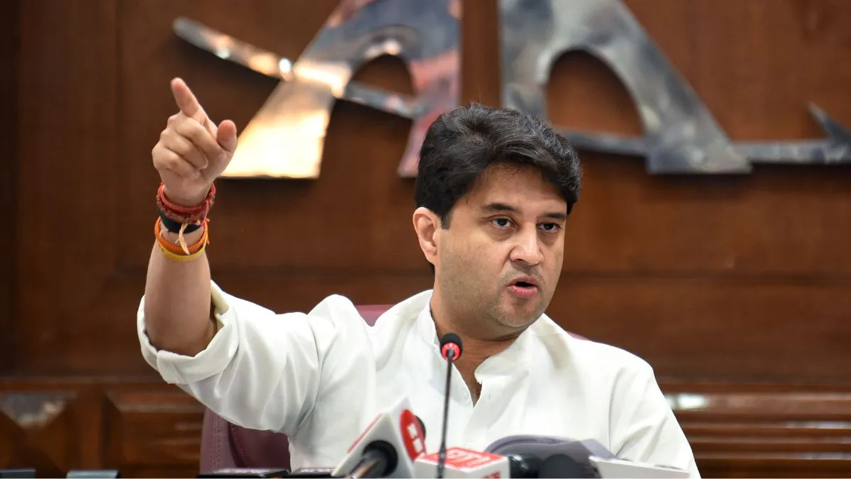 bjps-jyotiraditya-scindia-hits-back-at-tmcs-kalyan-banerjee-over-lady-killer-remark-no-compromise-on-selfrespect