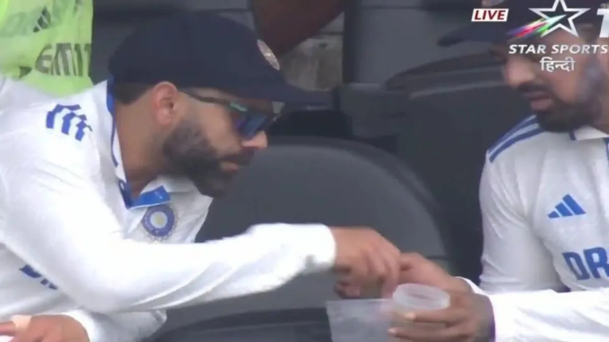 virat-kohli-kl-rahuls-camaredrie-on-display-caught-snacking-as-rain-spoils-day-1-of-3rd-test