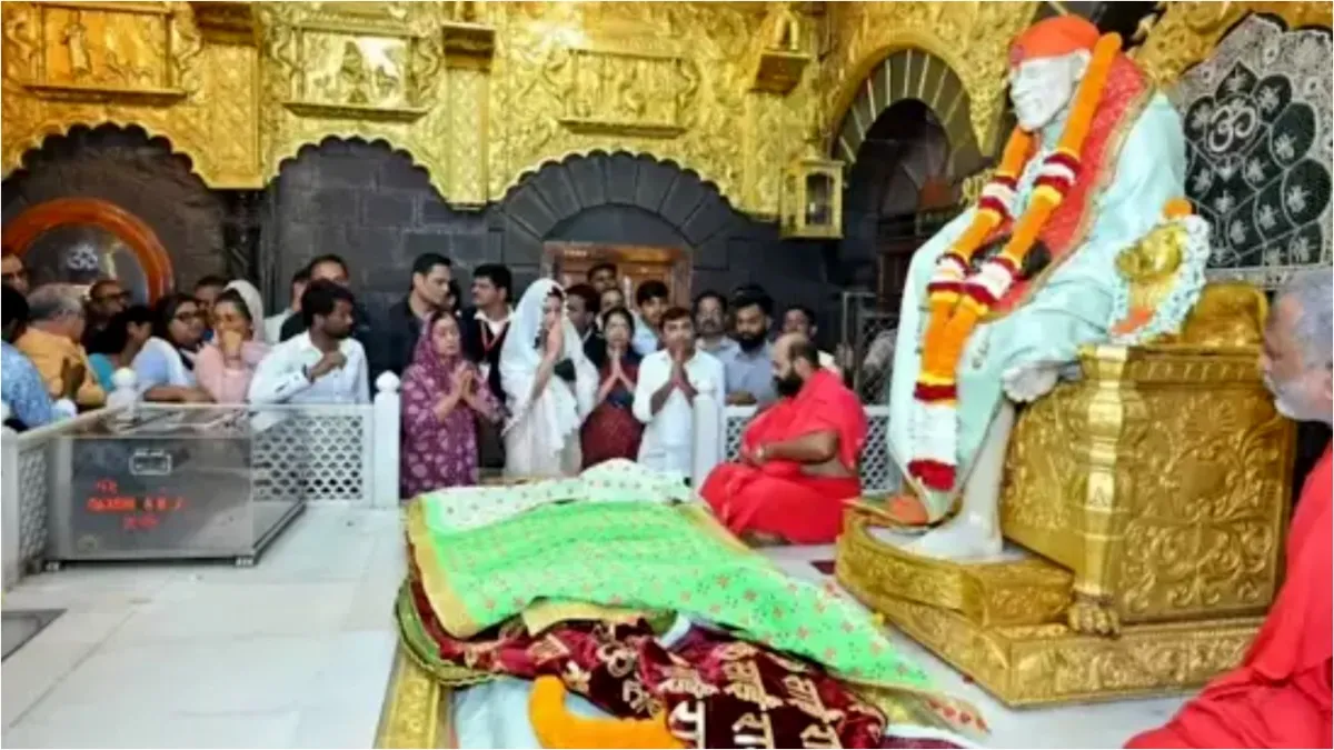 watch-katrina-kaif-offers-prayers-at-sai-baba-temple-with-mother-in-law-veena-kaushal-netizens-say-dharmik-bahu