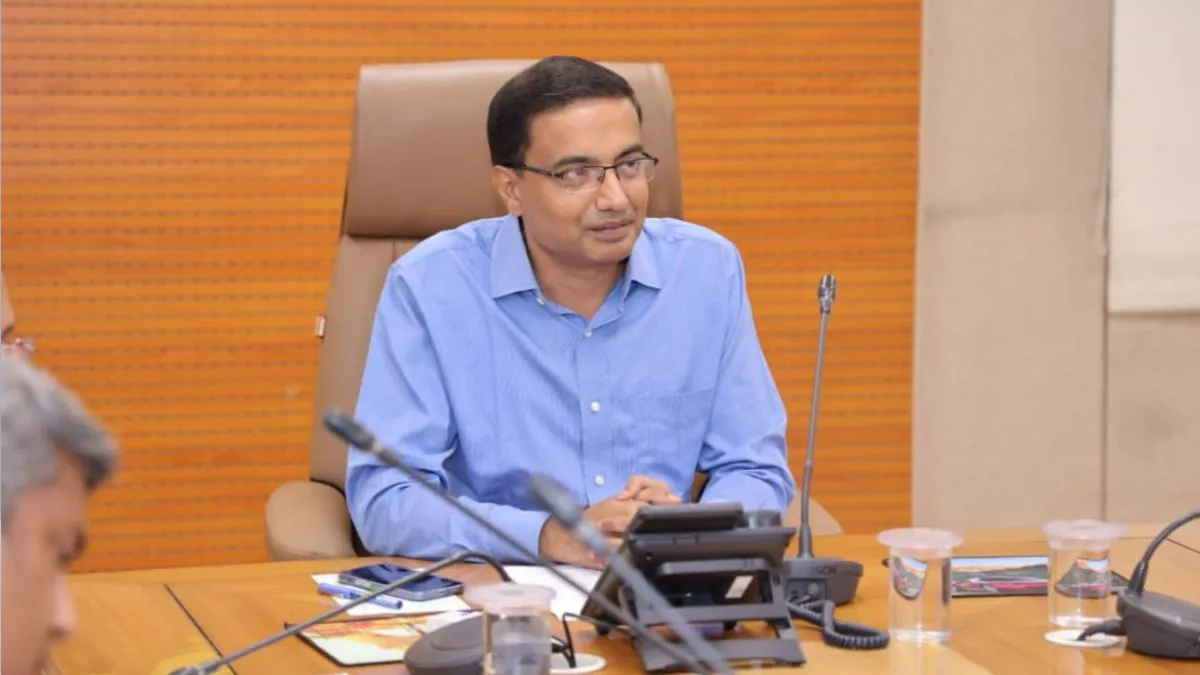 noida-authority-ceo-makes-staff-stand-and-work-for-20-minutes-as-punishment-heres-what-happened