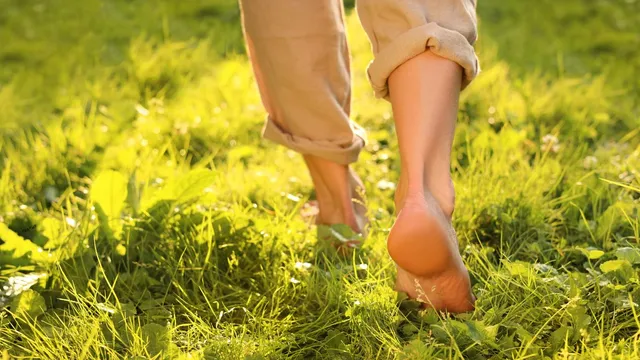 4-health-advantages-of-walking-bare-foot-on-grass