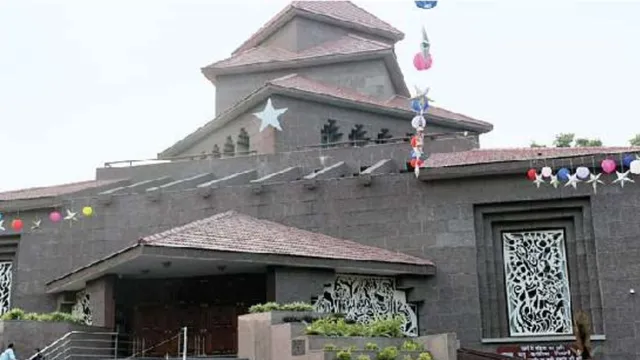 christmas-2024-queen-elizabeth-visited-this-historic-18th-century-church-in-varanasi-know-details