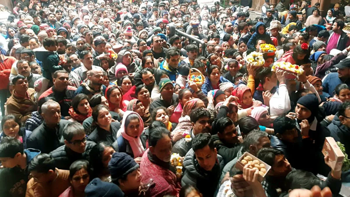 vrindavan-banke-bihari-temple-appeals-for-modest-attire-urges-visitors-to-avoid-mini-skirts-torn-jeans