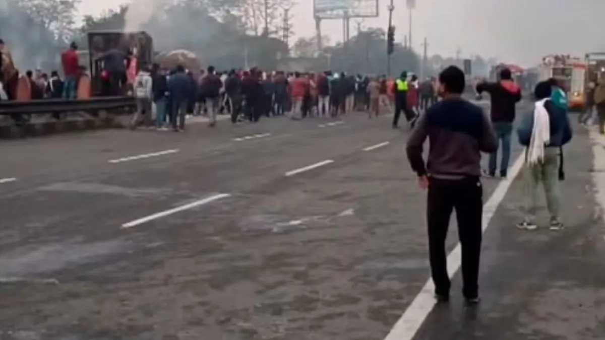 jaipur-lpg-tanker-blast-motor-mechanic-walks-600-metres-in-flames-as-bystanders-film