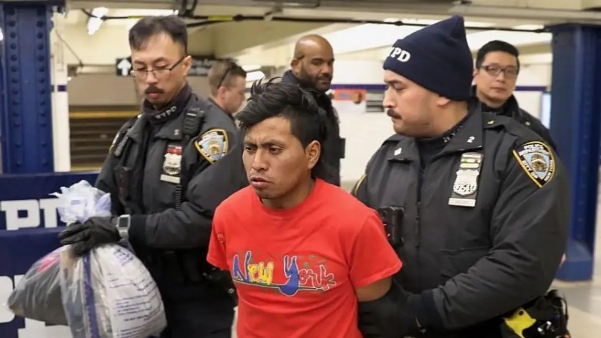 new-york-man-sets-woman-on-fire-inside-subway-stayed-to-watch-her-burn-video