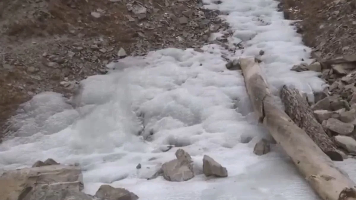 jammu-kashmir-weather-update-lakes-freeze-as-temp-drops-below-zero-degree-people-face-power-outage-amid-cold-wave