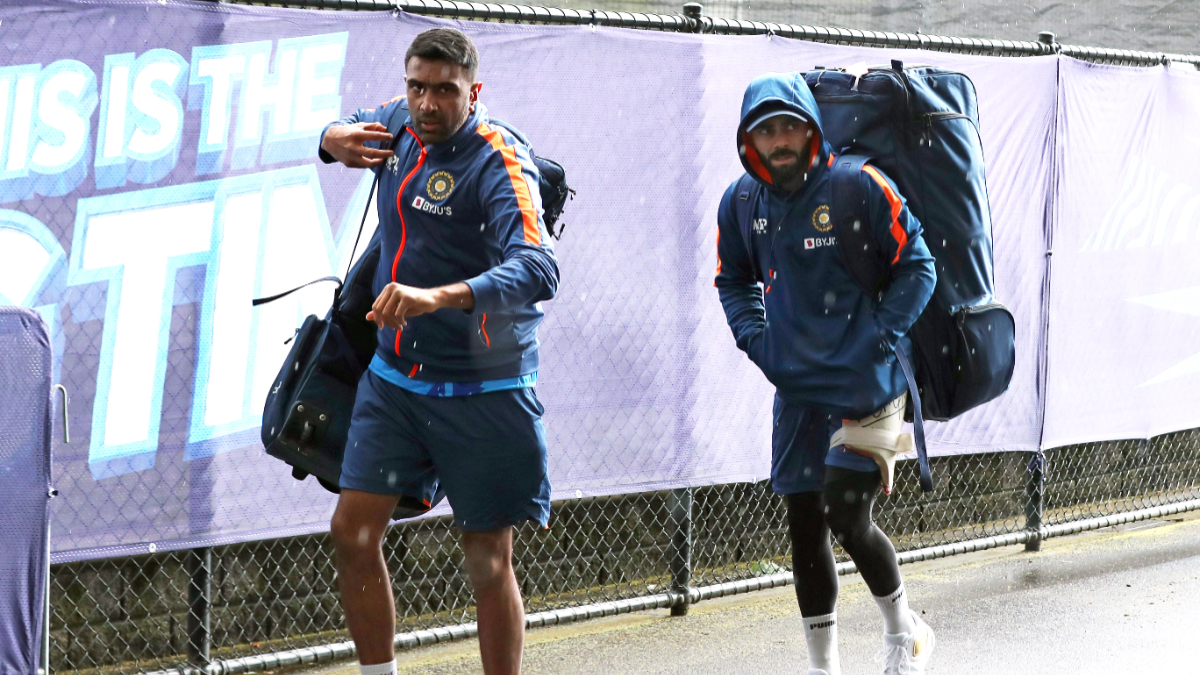 r-ashwin-points-major-difference-between-virat-kohli-and-himself-says-pushing-a-kiss-through-the-blade-of-my-bat