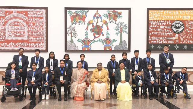 president-droupadi-murmu-honours-17-children-with-pradhan-mantri-rashtriya-bal-puraskar
