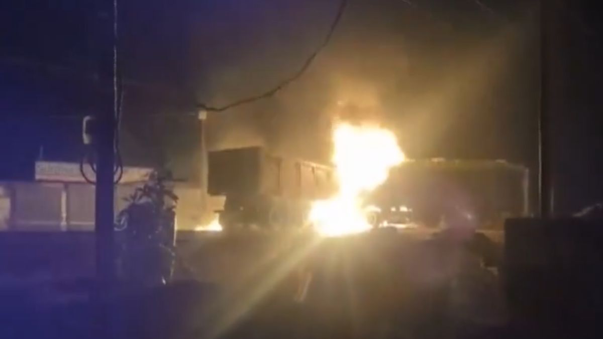 Hamirpur Massive Fire Breaks Out After Two Trucks Collide Head On On Nh 34 Driver Trapped Video 3275