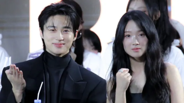 byeon-woo-seok-kim-hye-yoon-twin-at-asia-artist-awards-fans-cheer-at-lovely-runner-kdrama-couple-reunion-heart-so-happy