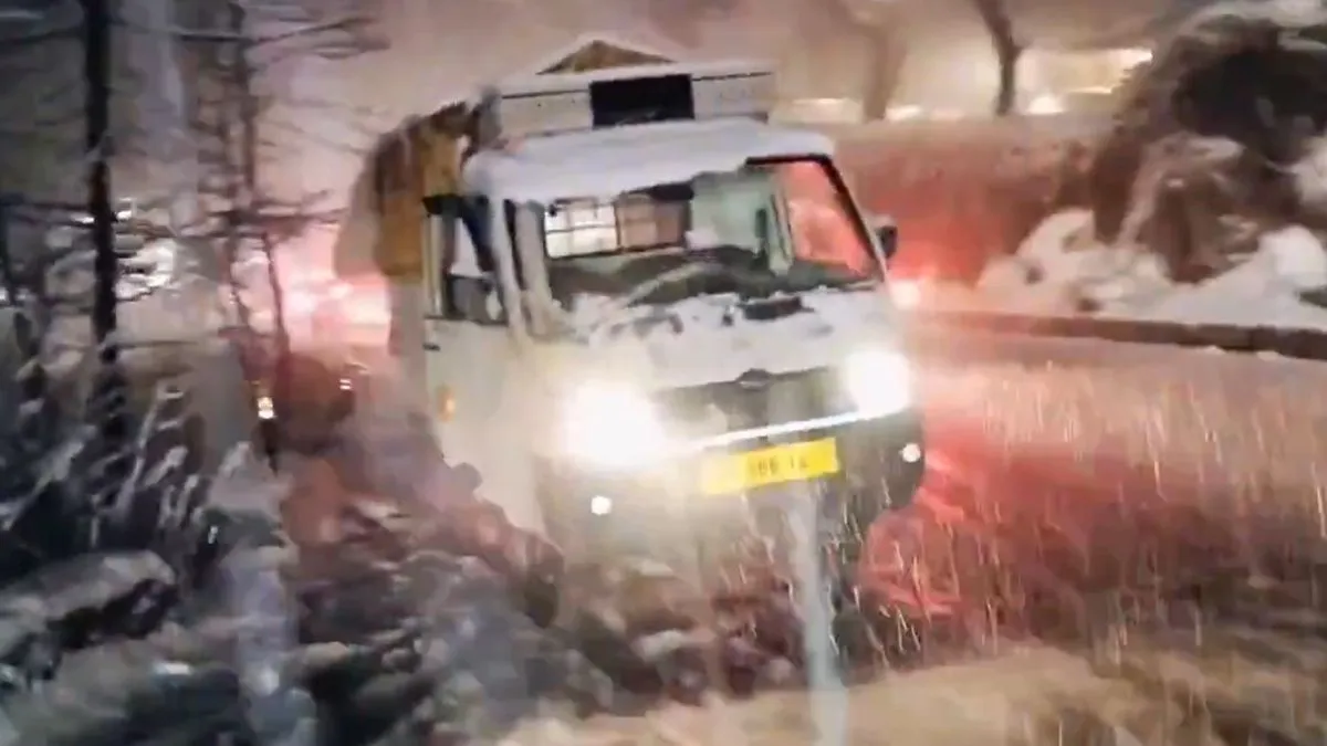 himachal-pradesh-man-miraculous-escape-as-traveller-skids-off-snow-covered-manali-road-falls-into-valley-watch-video