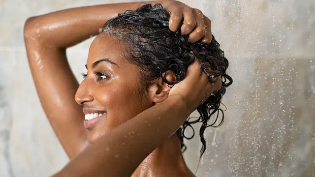 washing-your-hair-with-hot-water-side-effects-you-should-know