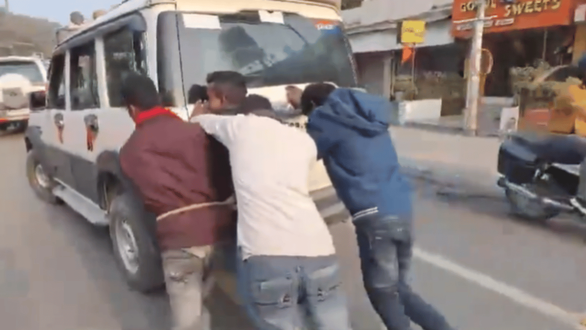 arrested-men-in-bihar-push-police-van-with-no-fuel-for-500-metres-netizens-say-this-only-happens-in-bihar