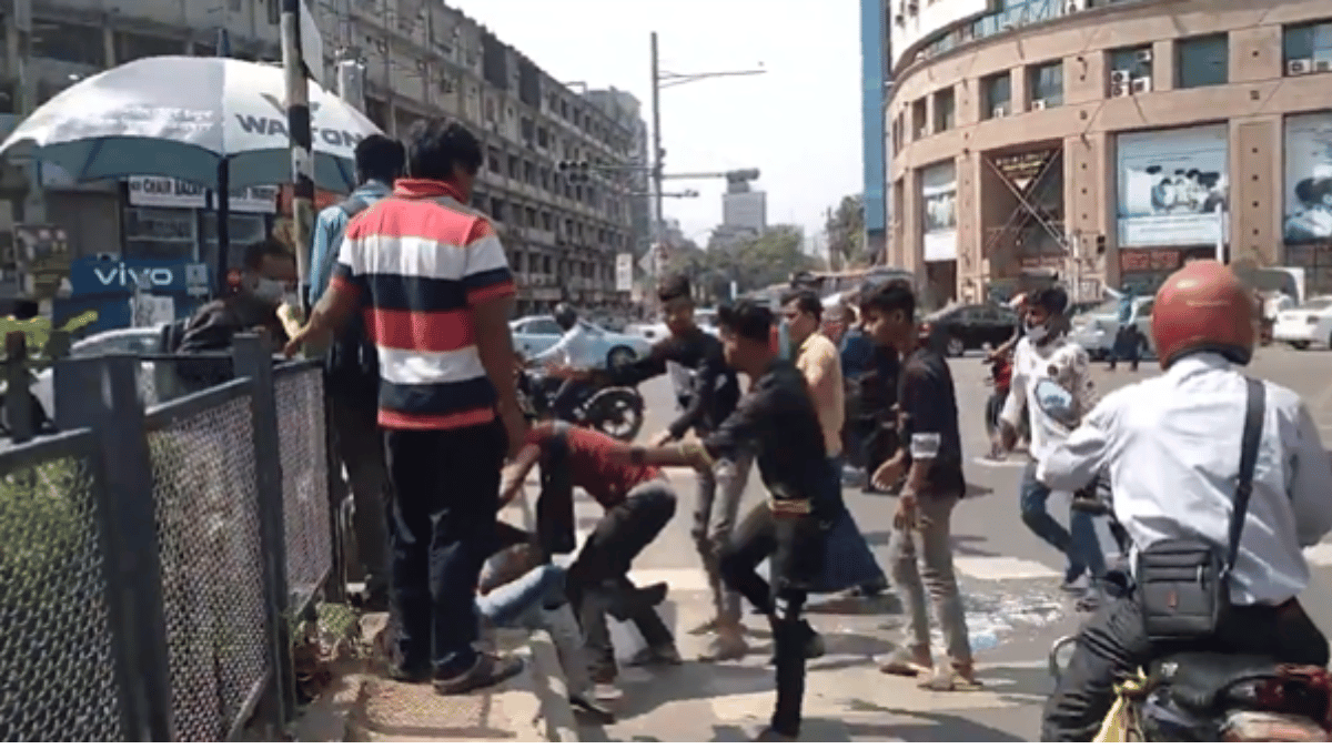 viral-video-texting-wrong-girl-leaves-group-of-boys-fighting-brutally-on-roadside
