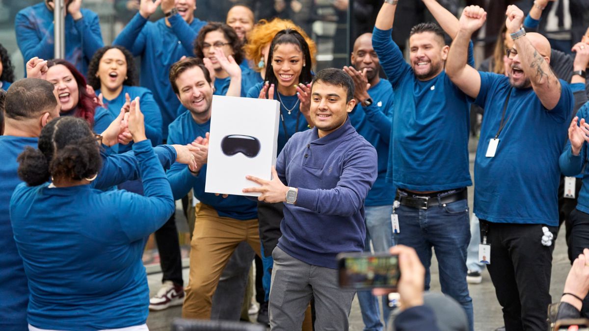 apple-vision-pro-first-buyer-of-mr-headset-gets-celebrity-style-cheer-outside-store-watch-video-vision-pro-price-specifications-latest-news