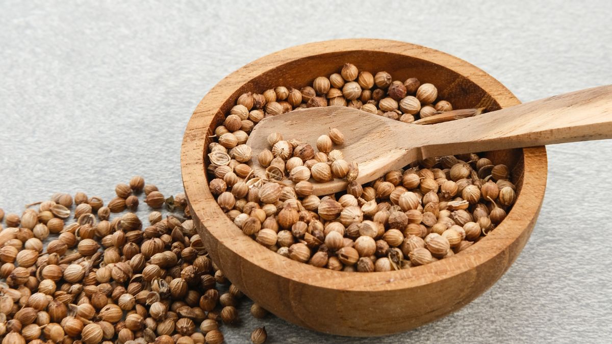 5-benefits-of-drinking-soaked-coriander-water-on-an-empty-stomach