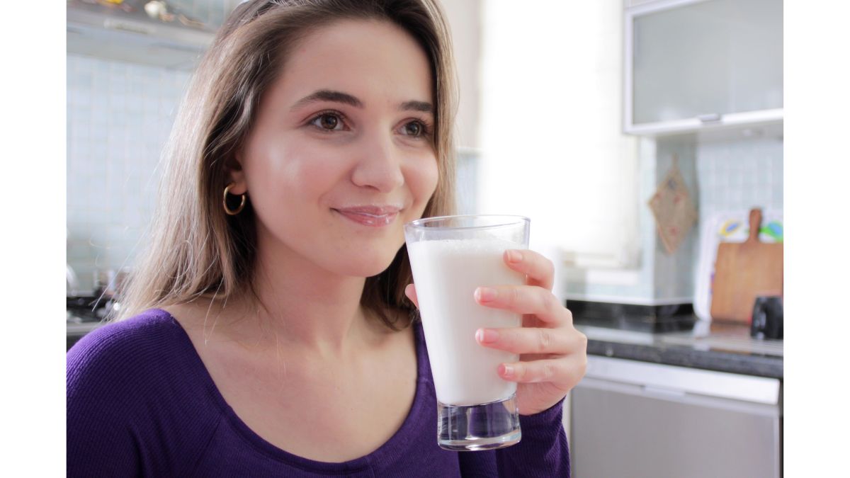 6 Benefits of Drinking Warm Milk Before Going To Bed