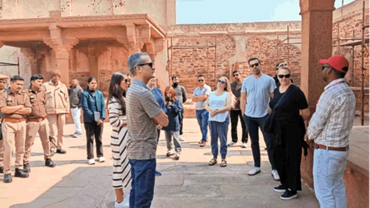 agra-unauthorised-guide-escorts-us-ambassador-eric-garcetti-to-fatehpur-sikri