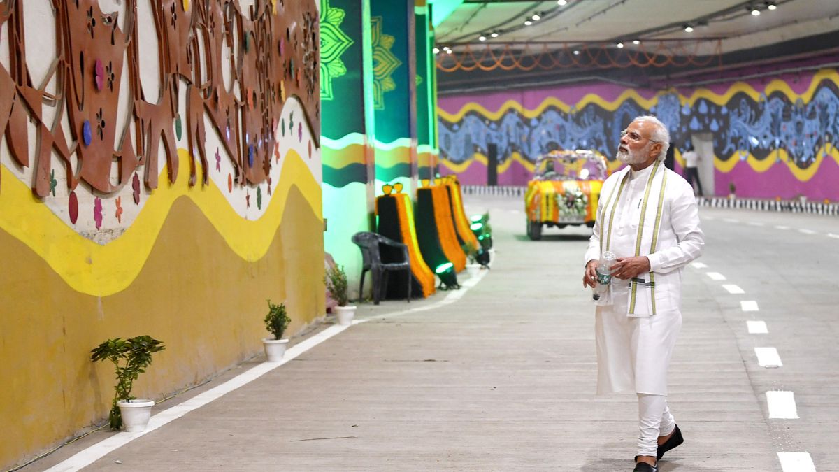 delhi-water-leakage-cracks-threaten-pragati-maidan-tunnel-and-its-worlds-largest-wall-painting-within-2-yrs-of-inauguration