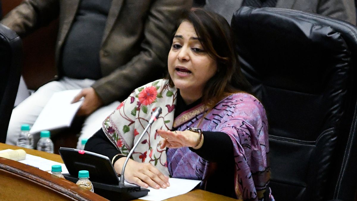 ruckus-erupts-in-mcd-house-over-aap-proposal-to-divert-rs-1500-cr-to-mayor-fund-bjp-opposes