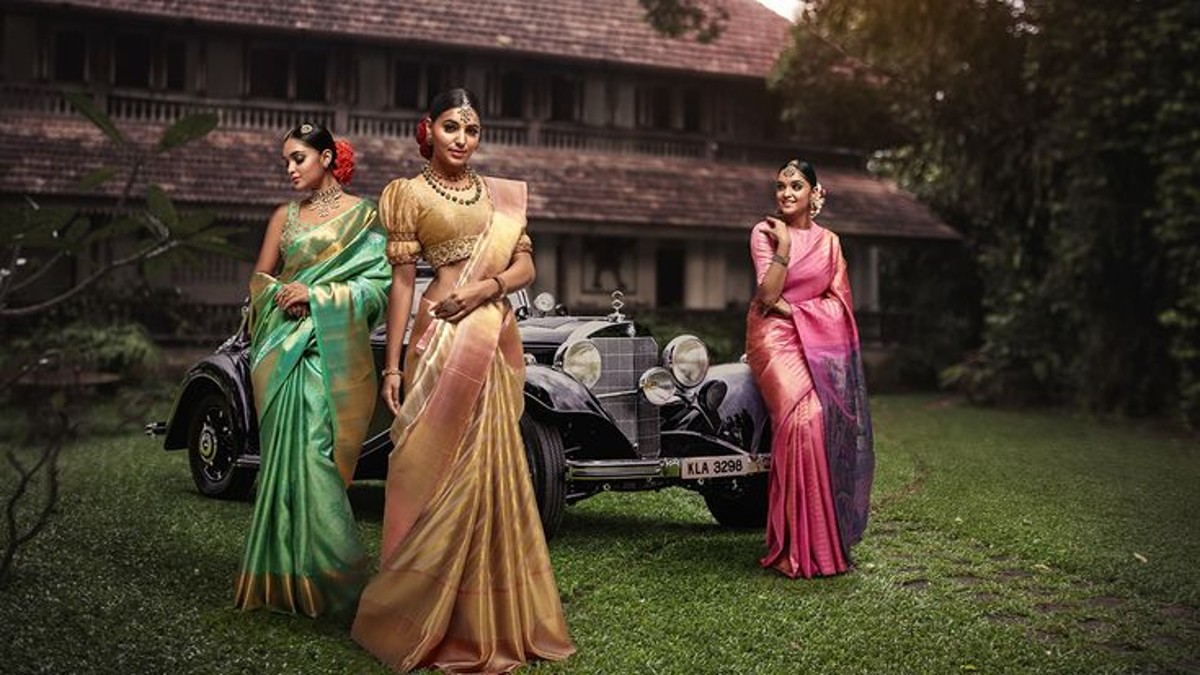 Beautiful Young Indian Woman In Traditional Clothing With Bridal Makeup And  Oriental Jewelry. Beautiful Girl Bollywood Dancer In Sari Posing Outdoor  Near The Eastern Palace Stock Photo, Picture and Royalty Free Image.