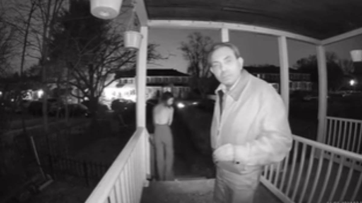 viral-video-uber-driver-helps-drunk-woman-get-into-her-house-and-internet-cannot-stop-praising-him-watch