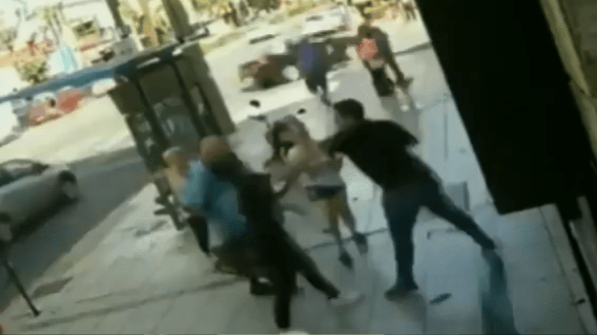 man-assaults-elderly-in-public-faces-befitting-lesson-viral-video
