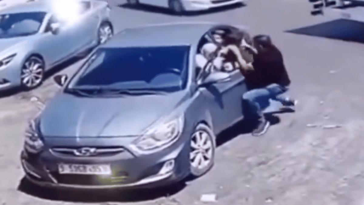 viral-video-kid-gets-stuck-in-car-window-glass-this-is-what-happened-next-watch