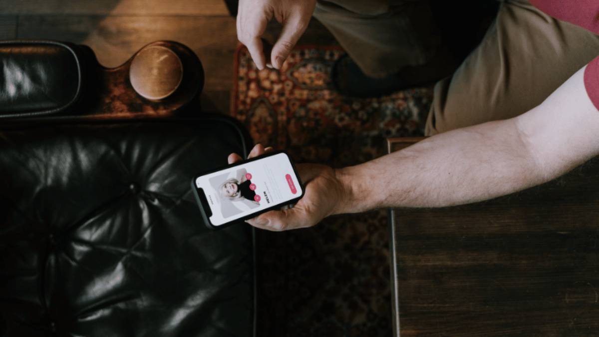 4-year-old-kid-uses-tinder-and-right-swipes-perfect-match-internet-is-scared-about-her-future