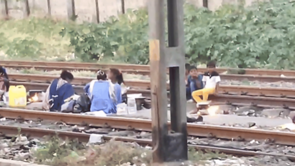 women-and-kids-cook-on-train-tracks-indian-railways-comes-under-scanner-after-video-goes-viral