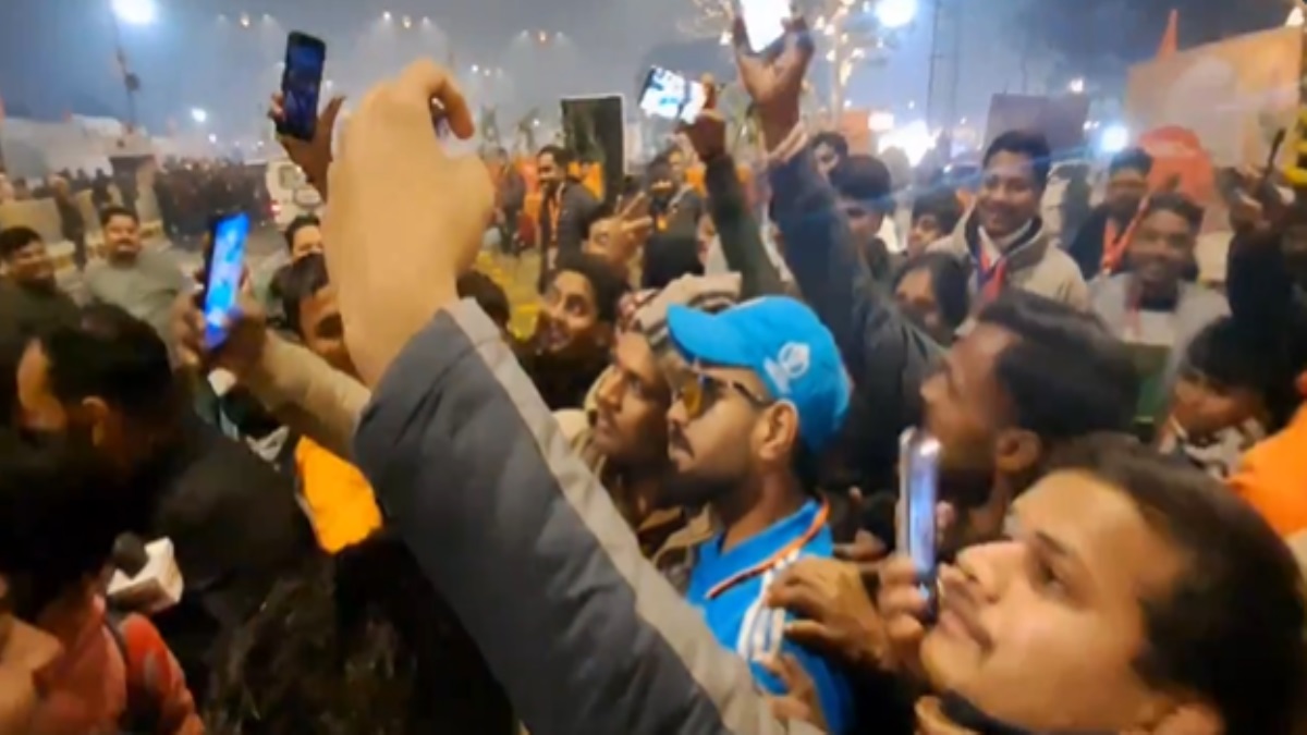 virat-kohli-doppelganger-confuses-fans-at-ram-mandir-pran-pratishtha-in-ayodhya-people-gather-around-to-take-selfies